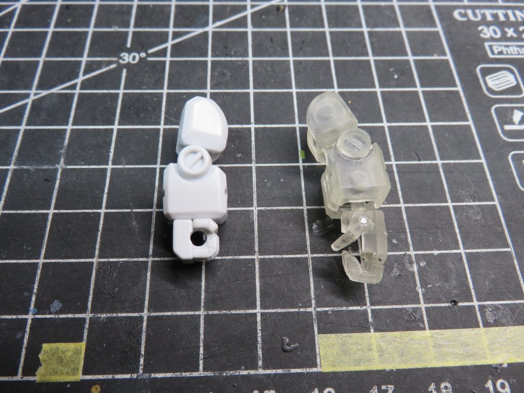 左手は作業中になくしてしまったみたいなのでフルスクラッチし ビームサーベルを持ちやすくするため 指が動くようにしました