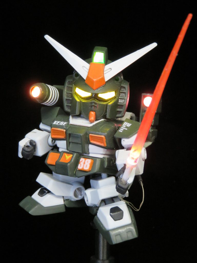 目玉、ヘッド センサー、キャノン砲、ビームサーベル、バックパック センサーを光らせています