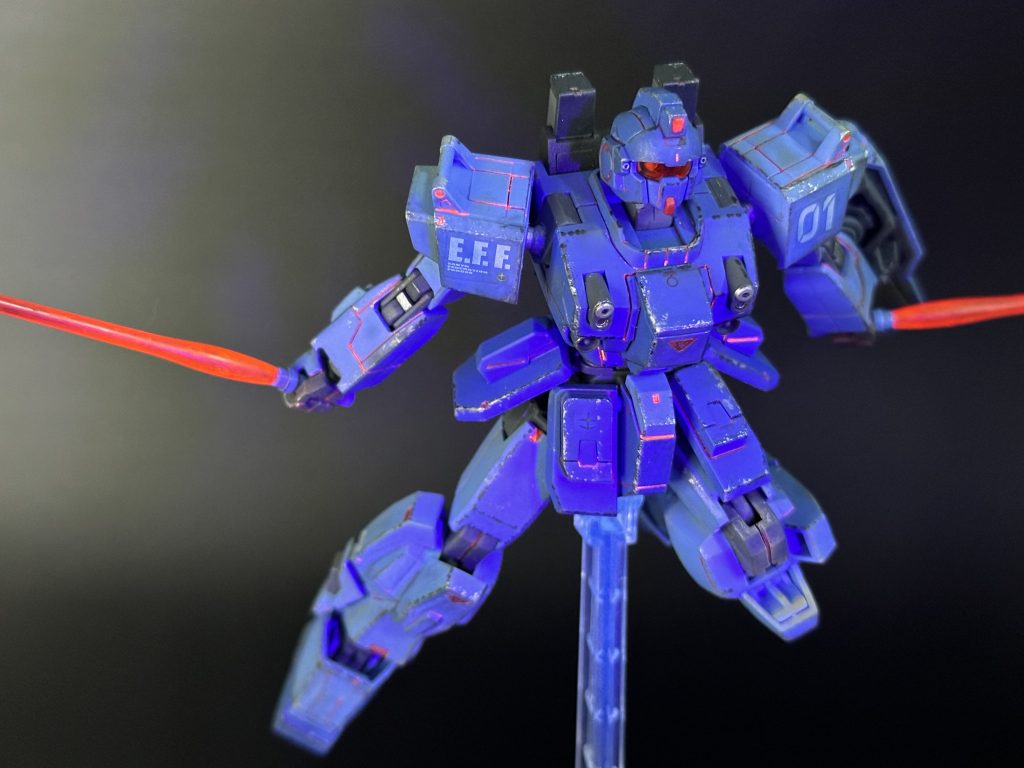 蛍光塗料でスミ入れしているのでブラックライトで光ります