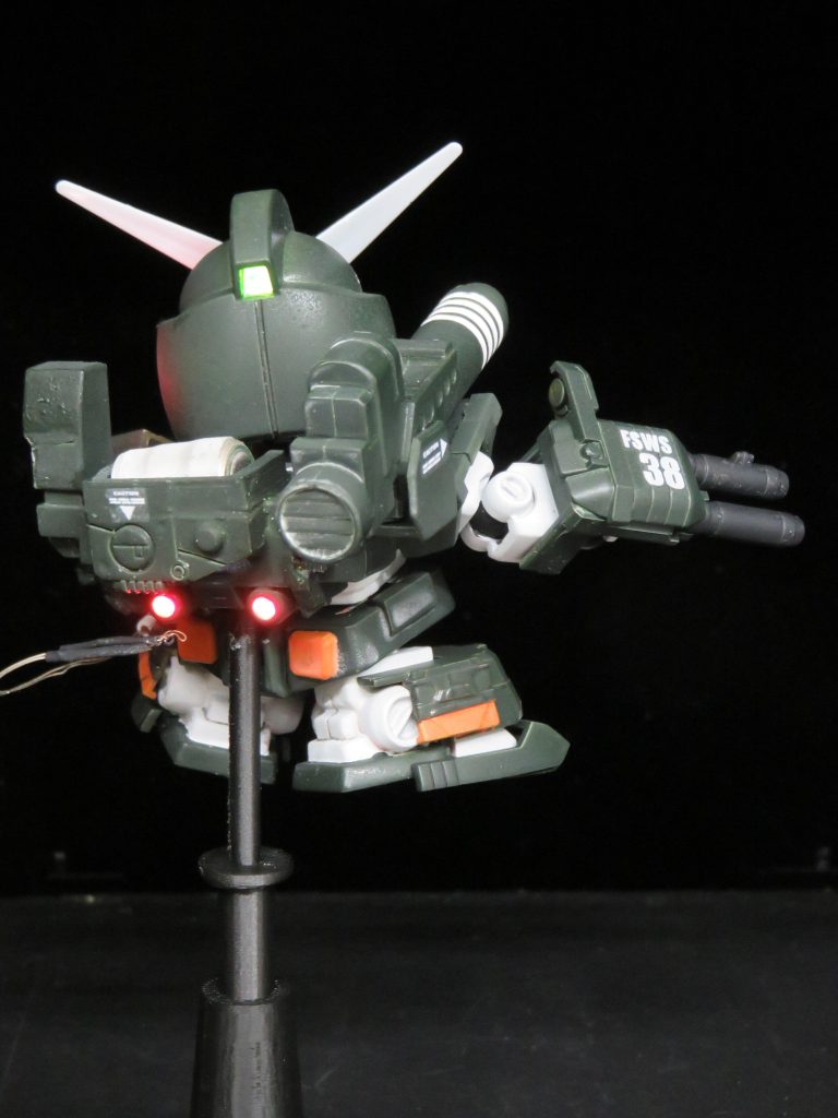 バーニアにも LED を仕込んでいます電池はあえてバックパックから 1/3ぐらい見えるような状態にしています