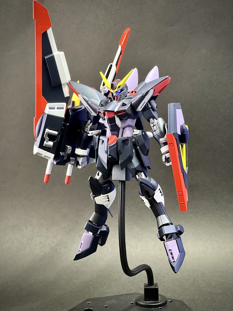 頭、肩、バックパックのみブリッツを使用、本体はほぼそのままイモータルジャスティスです。以前製作したデスティニーのミキシングで余ってたインフィニットジャスティスのファトゥムや盾を装備して「見た目はブリッツ、でも実はジャスティス」みたいな武装構成にしてますw