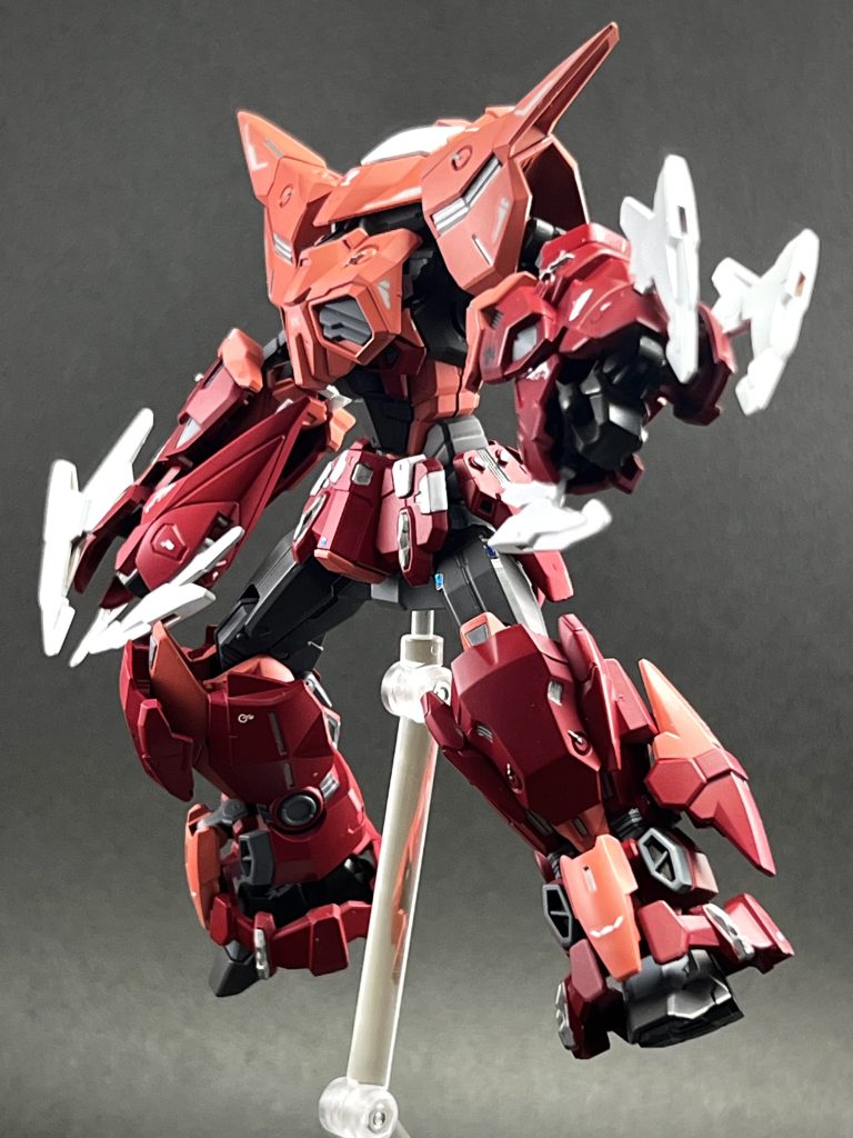 ズゴッグ形態だとほとんど可動域がないのでこのポーズを取るだけでも一苦労でした。