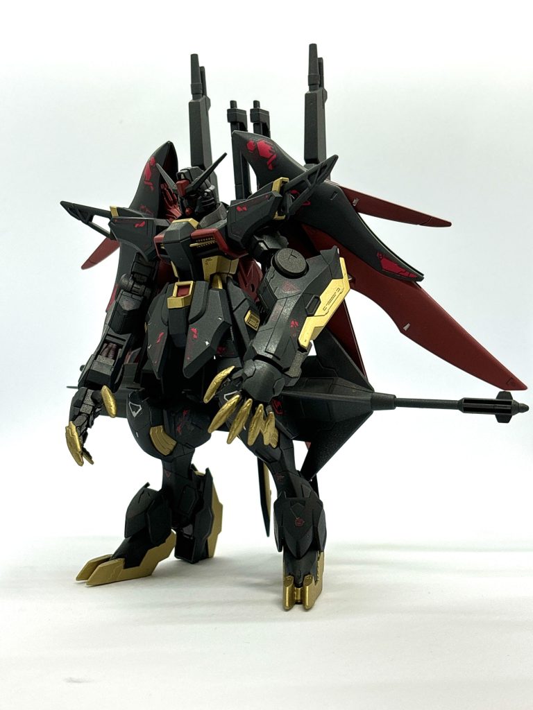 異形ながらもバランス感のある機体にしたく、武装も収まりが良いように配置し、全体的にごちゃついた感じがなるべく出ないようにしました。