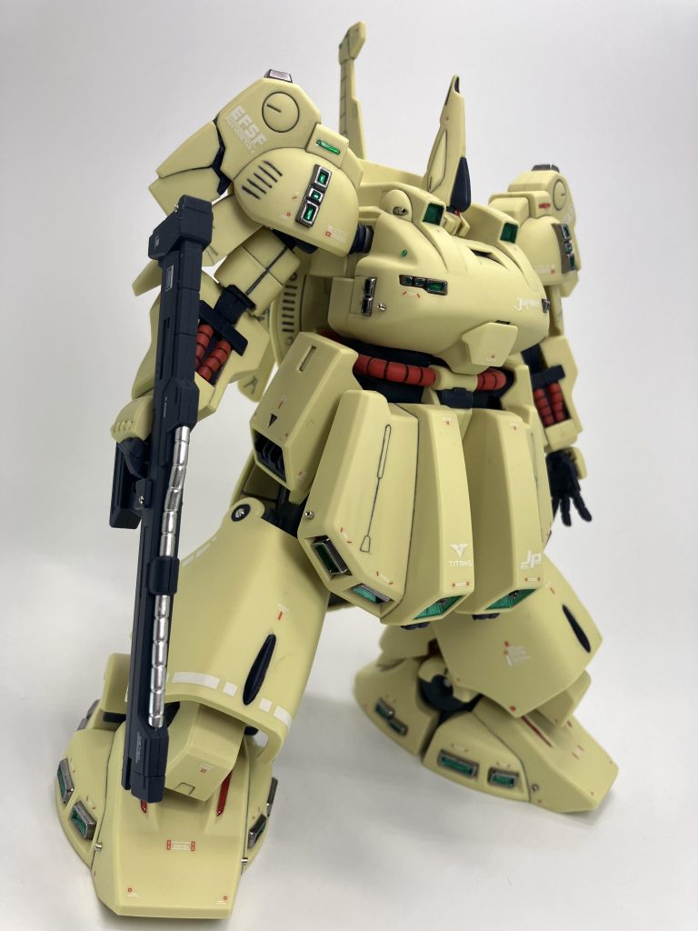 今回もメタルパーツを細部に、控え目に🫡お相撲さん体型を支える各所スラスターは、外側はガンダムマーカーEXのヘビーガンメタリック、内側はルミナスメタグリーンで塗装🖌️