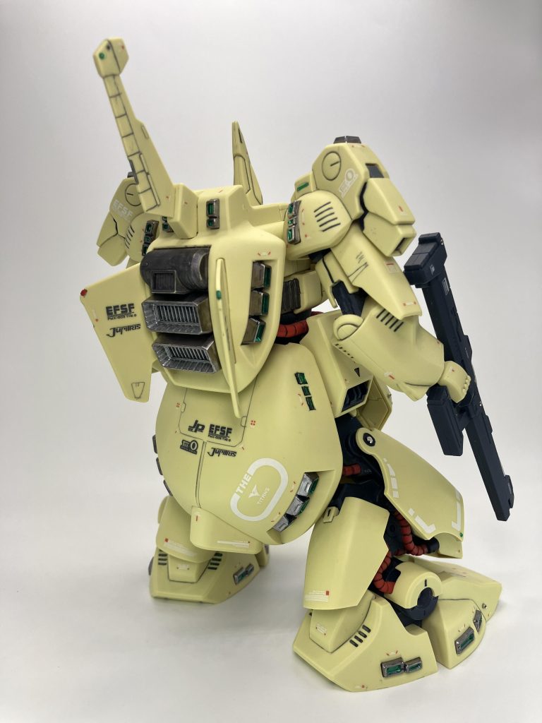 今回も↔️左右で赤と緑のランプを模した装飾を両肩部や胴体、脚部アーマーに💡