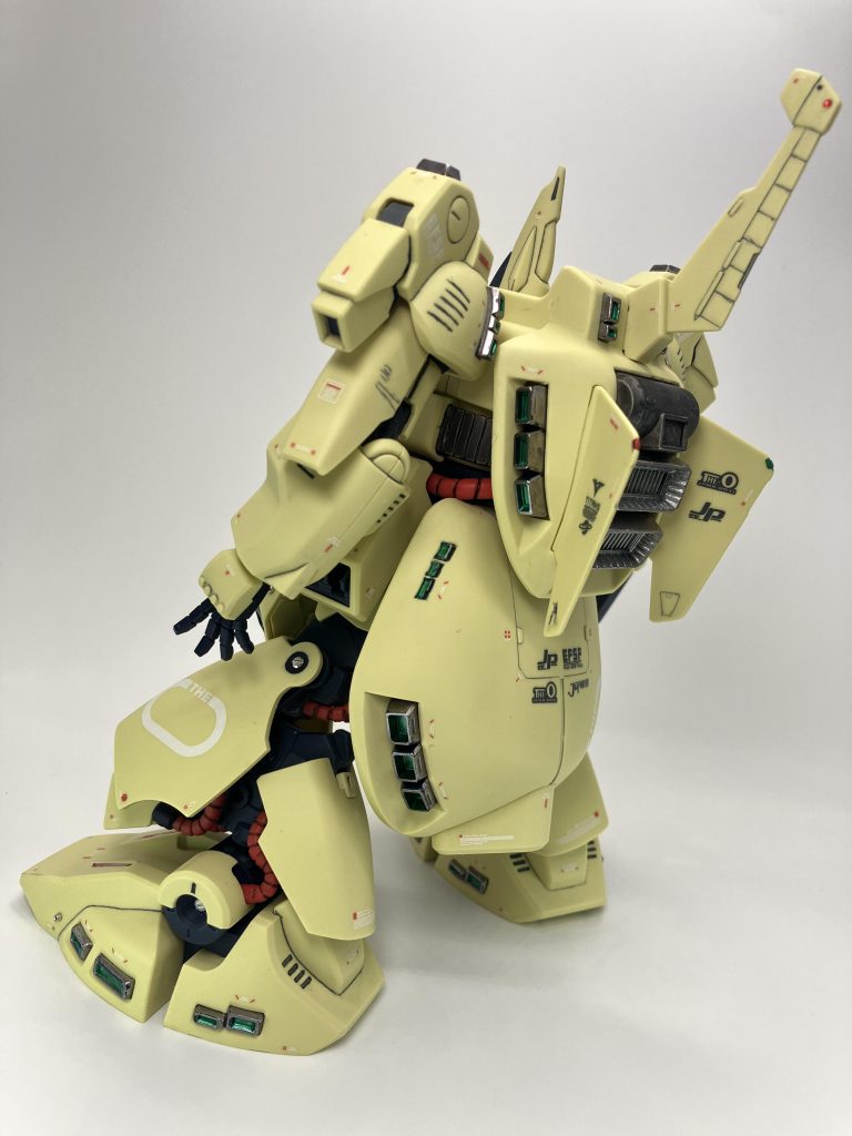 グレーベースのデカールか悩みましたが、本体色を邪魔しないホワイト&レッドで😬相変わらずこのツートンカラーのデカールはアクセントにもなるので重宝してます😘