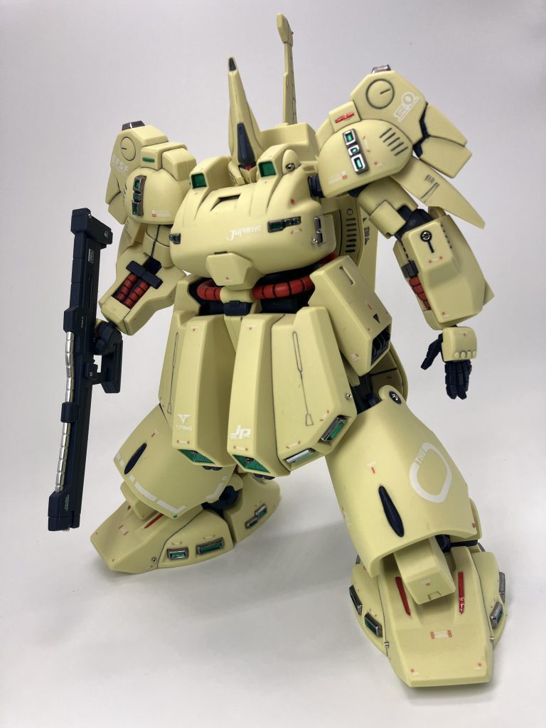 稼働範囲が少なく、特に下半身はポージングも難解で同じような姿勢が続きます😉