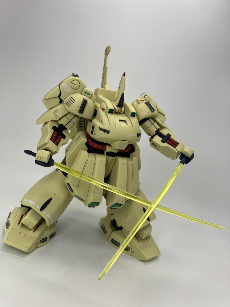 ビームサーベルも付属☺️腰部サイドアーマーに収納出来ますがクリアランスを確保していないので撮影中は外しています😏