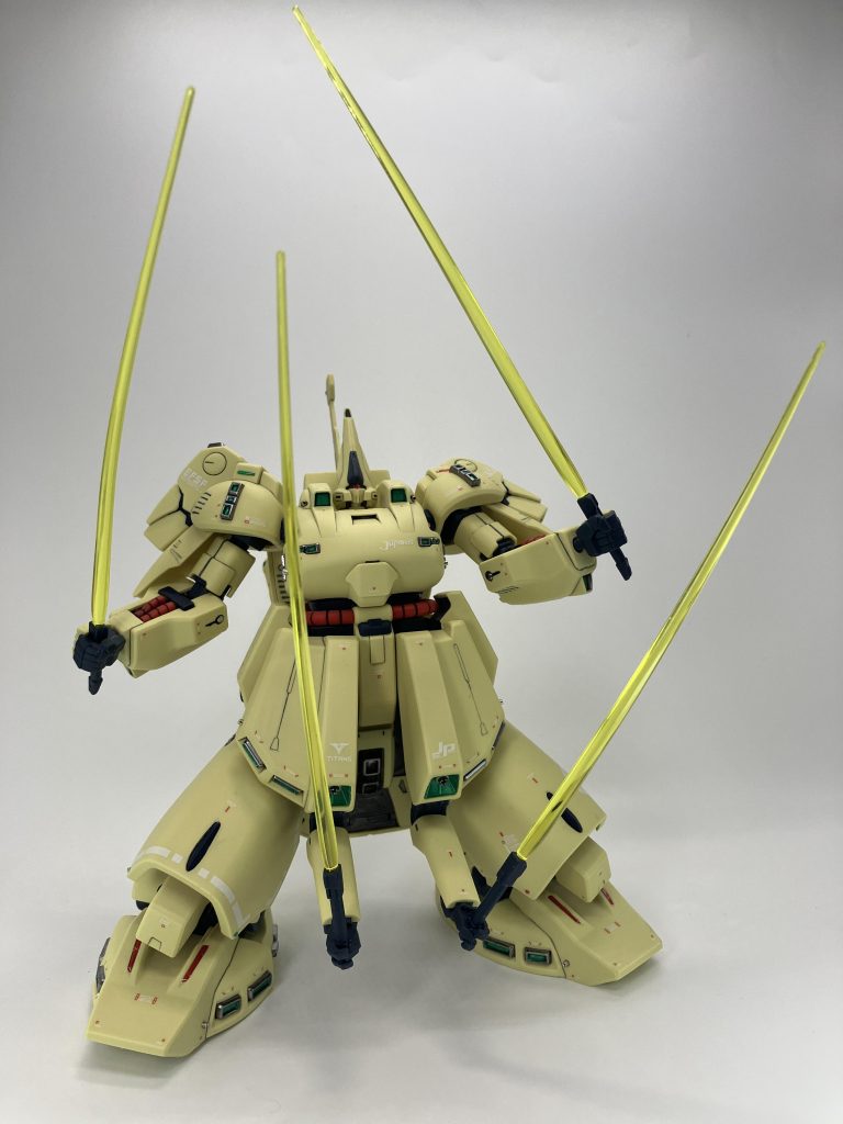 「うぉぉおーッ、オレは人間を辞めるゾ、カミーユ❗️」（←そんな🎬シーンはありません）撮影後に気づきましたが、隠し腕は装甲部分を下にした方が良かったですね、せっかくパイプも塗装したんですが😂