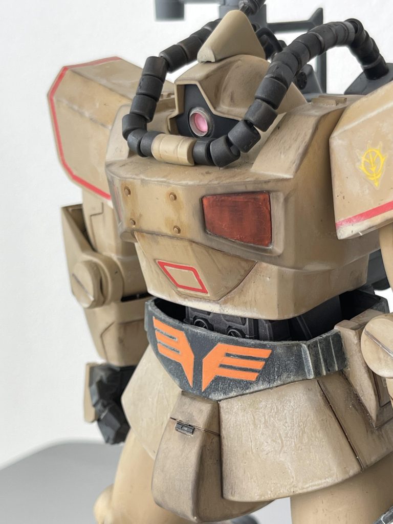 ほとんど見える機会はありませんが、腰も切断して内部構造パーツを埋め込みました。正面に見えるパーツは1/144ガンダムのランドセルを逆さに取り付けています。ちなみに背面部はMGザクキャノンの踵パーツを取り付けていますが、ほぼ外からは見えません