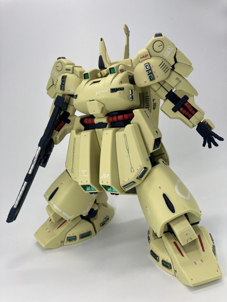 発売から20年以上経ってます、細部の色再現は部分塗装必須、特に前腕内側は真っ赤かなので🤔また、手首は握り手（ビームサーベル待ち手）のみ、なので左手はオプションパーツのビルドハンズ丸型を🤚手の甲が足りないのでネオジム磁石で付けてます🧲そしてちょっとズレてます😝