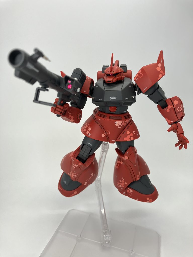 ゲルググの魅力は🐽豚鼻であると誰かが言ったとか言ってないとか、やっぱり言ったとか🤗なんとなく顔下半分をシャープに削りつつ、ザクよろしくスリットタイプのノーズに変更しました(穴開けただけです)、後悔してません、多分🥳、、タコみたいですね🐙