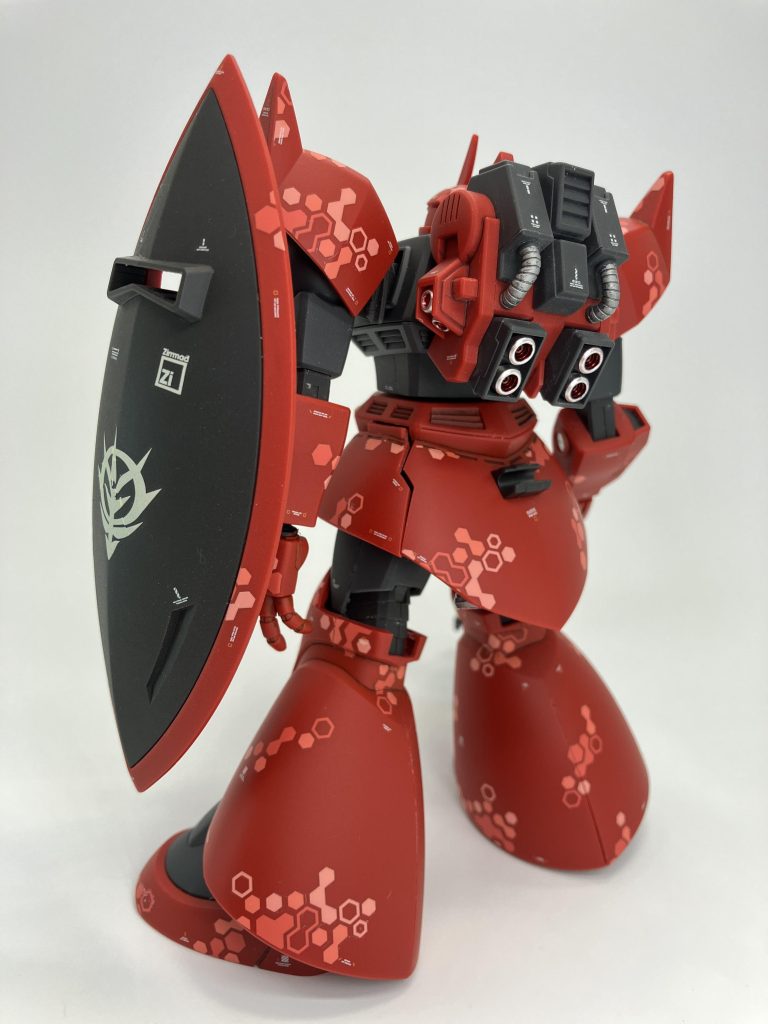 シールドにジオンマークのデカールを施しましたが、古過ぎて破れたり剥がれたり😭プレバンの連邦軍&ジオンマークのデカール、送料込み2千円シートをケチらずに使えばよかった😂