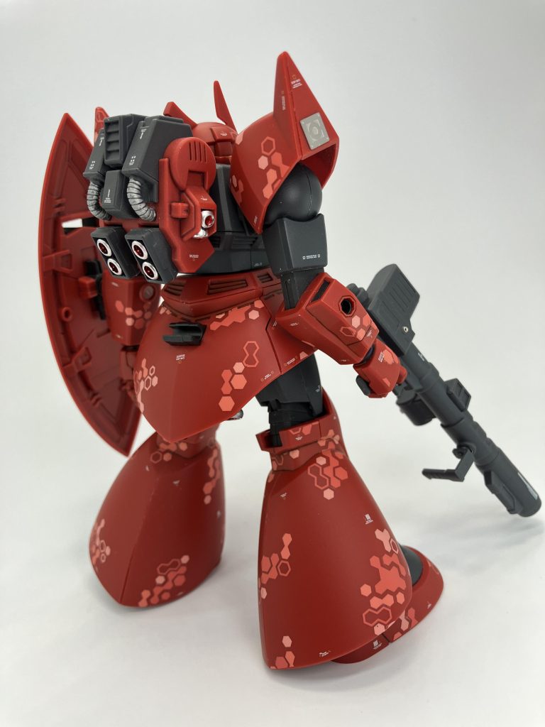 各種バーニアはガンダムマーカーのシャインシルバーで塗装、モノアイや銃器のセンサー、胸部のコアみたいなハッチはレジン液を塗布😬