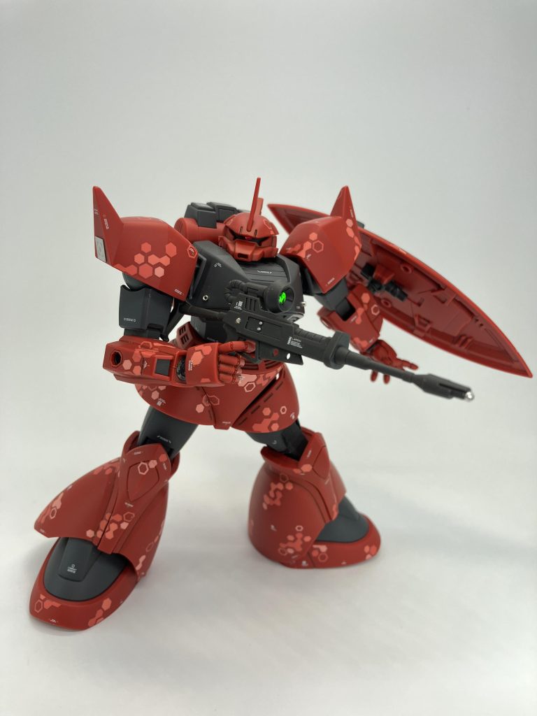 今回メタルパーツは控え目です、ヘックス迷彩&コーションデカールが主人公🏅シールドの裏面や臀部にビーム長刀の基部を装着できます、が、塗装が剥げそうなのでスルーしてます😘