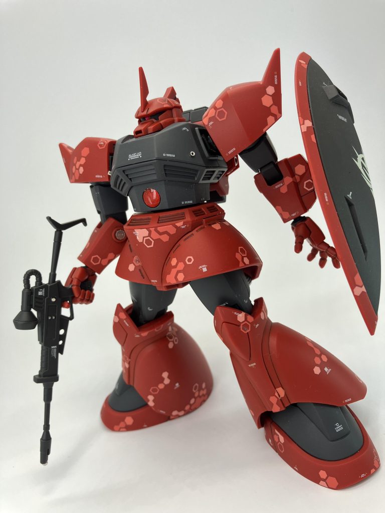 ちなみに公式の胴体は赤ですが、黒で作り上げてみました🫡赤胴体だと、なんだか腰回りが骨太に見えたのと、思いつきの赤ハッチを強調するために😬 私はもう見慣れました😤