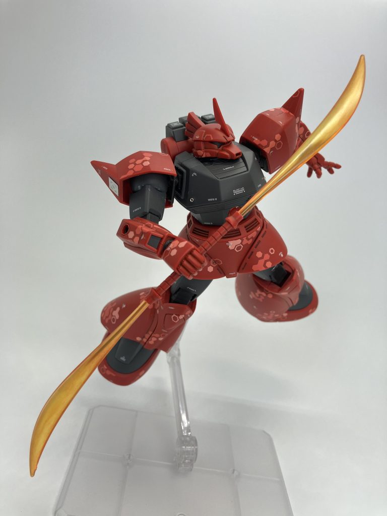 ゲルググと言えばビームナギナタ、クリアーパーツですが少しリアルタッチマーカーで濃淡、グラデーション付けてます😉