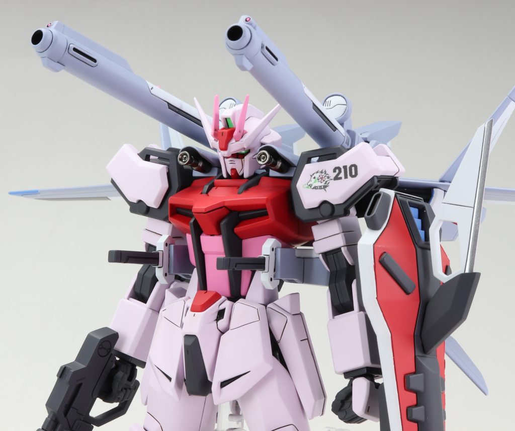 肩の機関砲は金属パイプを埋め込みました。