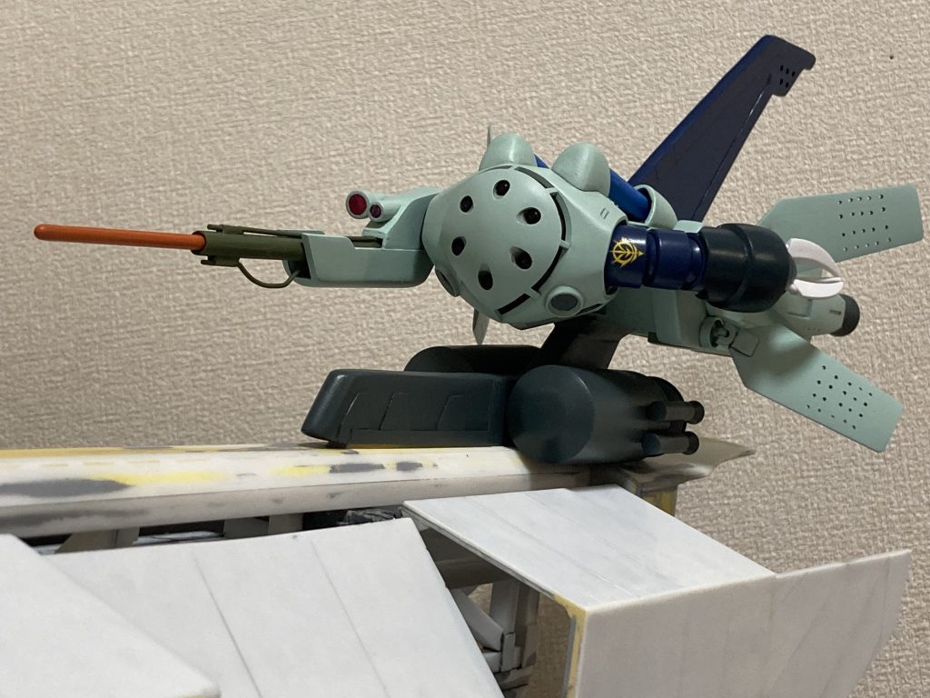 可動域の少ない機体なので簡単に。関節は基本的にボールジョイントで可動。左右のフラップも基部はボールデンアームズから。