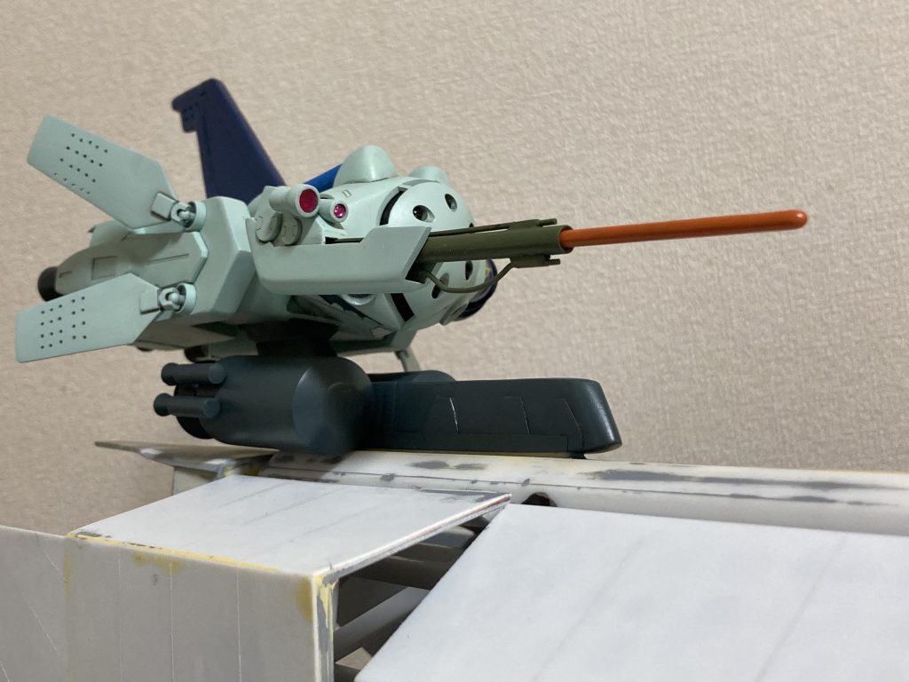 右腕のセンサーは差し替えで伸縮を再現。長すぎた感もありますがまぁまぁ模型的ケレン味。