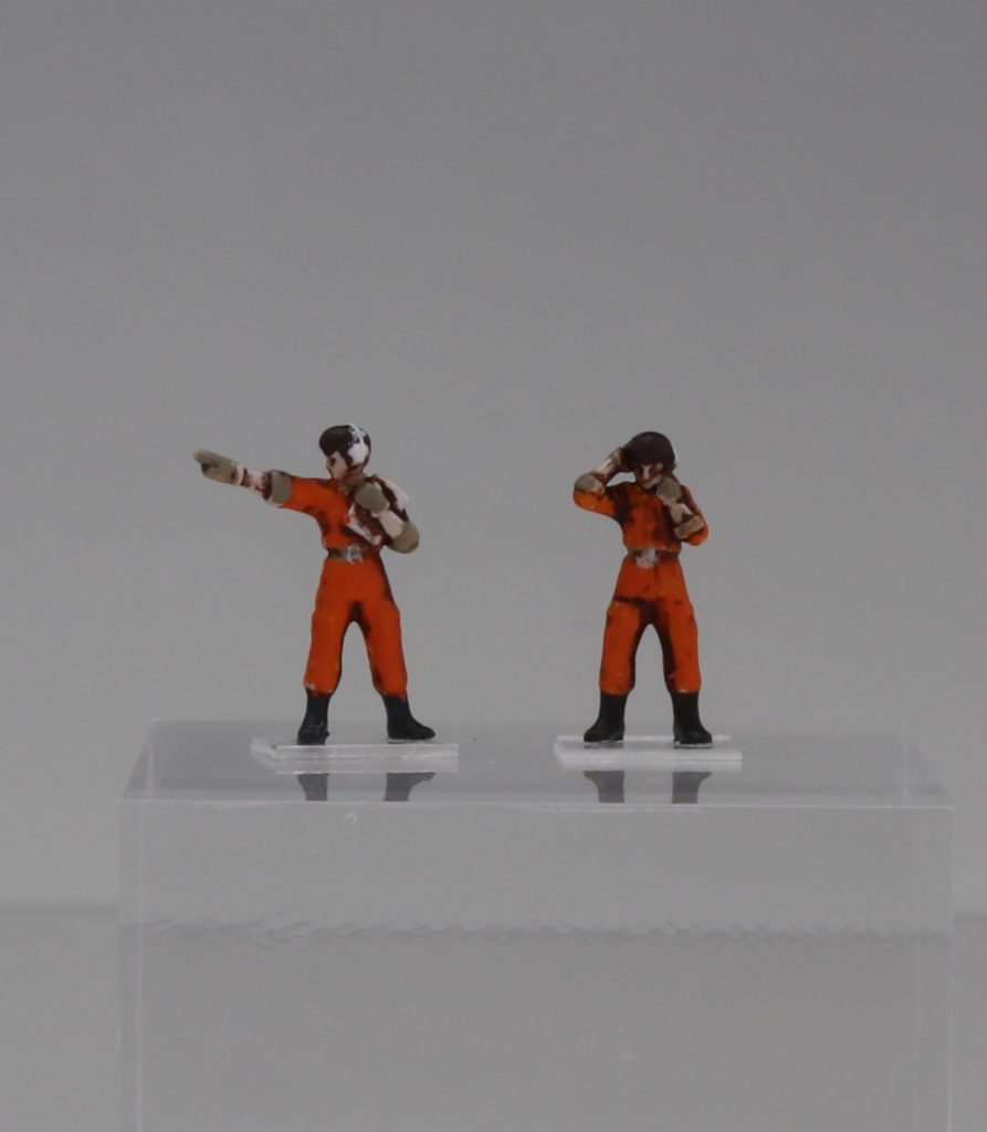 ビルダーズパーツの144分の1フィギュアを使用し整備員を。