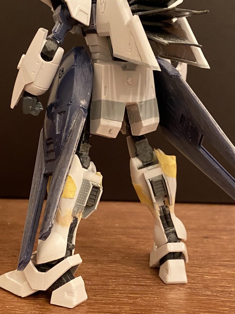 腰推進機の形状変更とリアアーマーの延長が見える角度。ふくらはぎの前後幅が短いことが気になっていたので、プラ板とパーツででっち上げている所です。