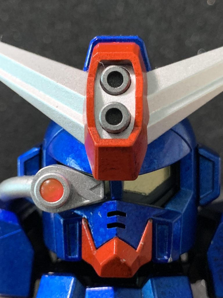 友人から貰った時は目のシールが貼ってあったのですが、剥がしてゴールドで塗装しました。スコープなどにWAVEさんのアイズパーツを使用しました。