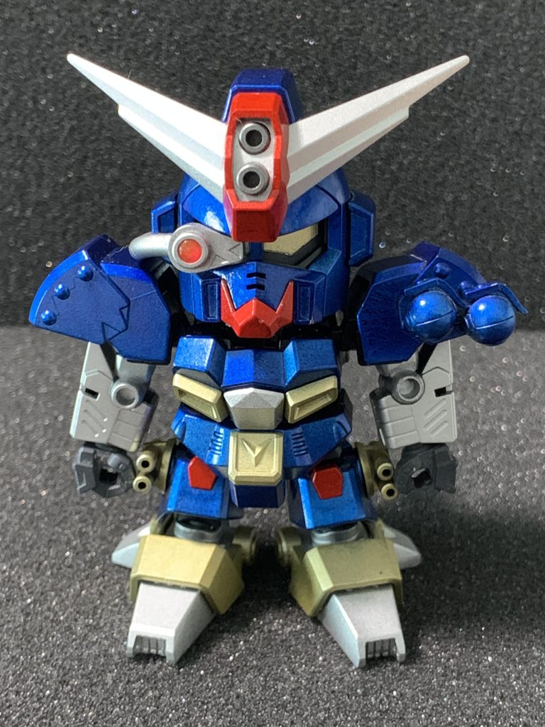 コマンドガンダムはグリーンカラーですが、手持ちの塗料が無くブルーのカラーリングにしました。