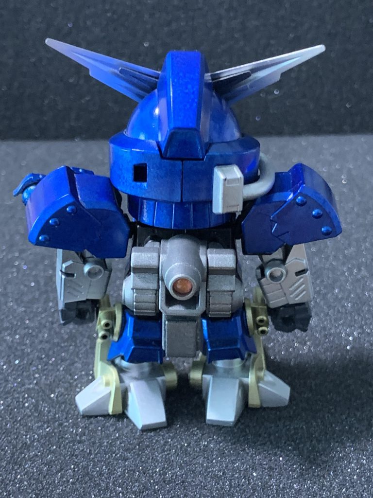 腕、足はシルバーとゴールドで塗装しました。