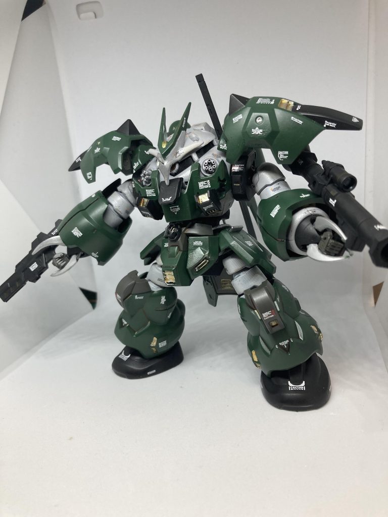 両腕のビーム兵器をオミットして、クロー内をマニュピュレーターに換装しています。手持ち武器を携行できるようにし、汎用性をあげてみました。