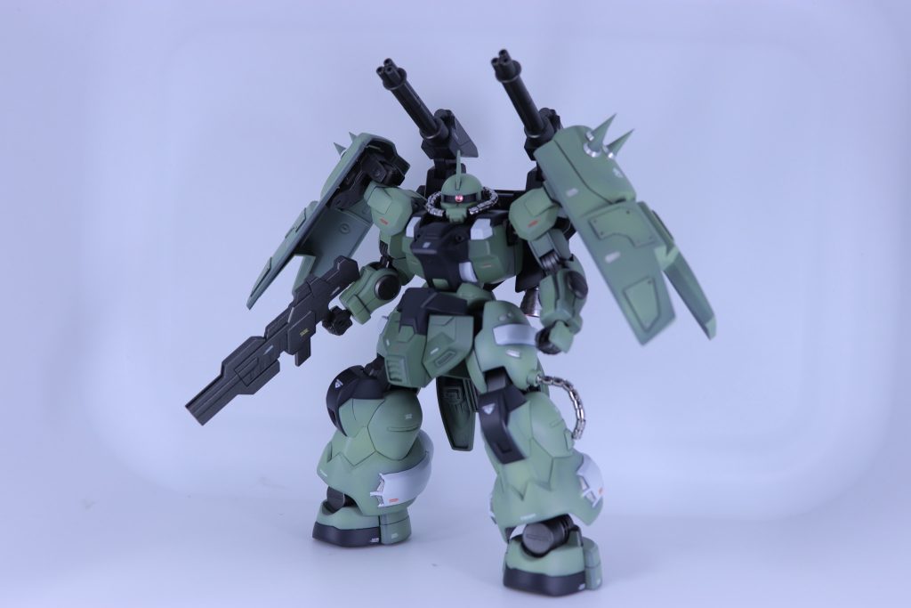 ご覧の通り、ミキシングとは言っておりますが顔をザクに取っ替えただけの簡単工作です。配色をザクにしたことで違和感なくごついザクになりました！パイプとスパイクはメタルパーツを使ってます。重厚感が出ていいのですがお値段が、、、、涙