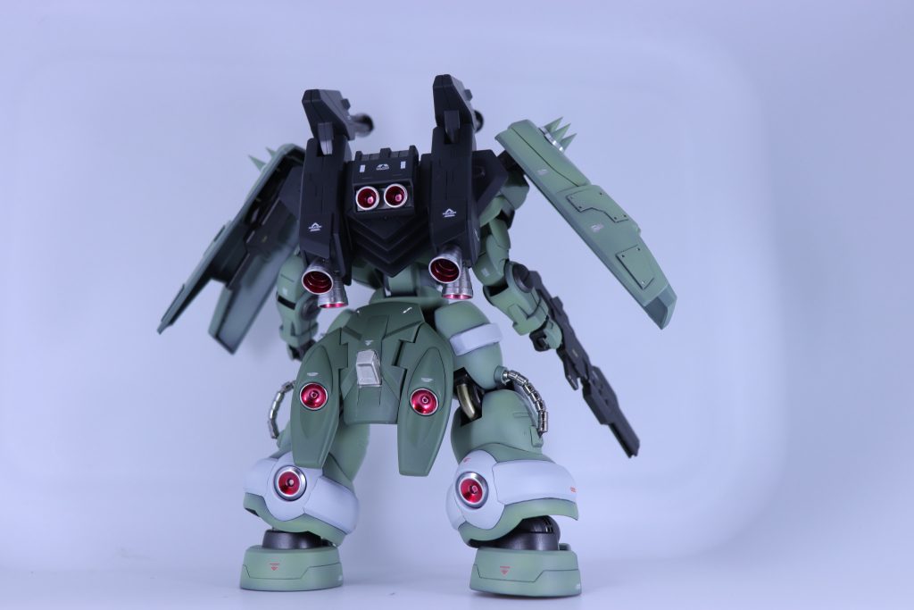 バックパックはガンプラオプションパーツセット6を使って、ザクのバックパックも接着してます。バーニアの塗り分けにはエナメルのクリアーレッドを使ってみました！