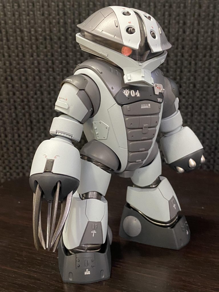 全体的に簡単なスジボリを施したほか、プラ板、プラ棒を切り貼りしてみました。