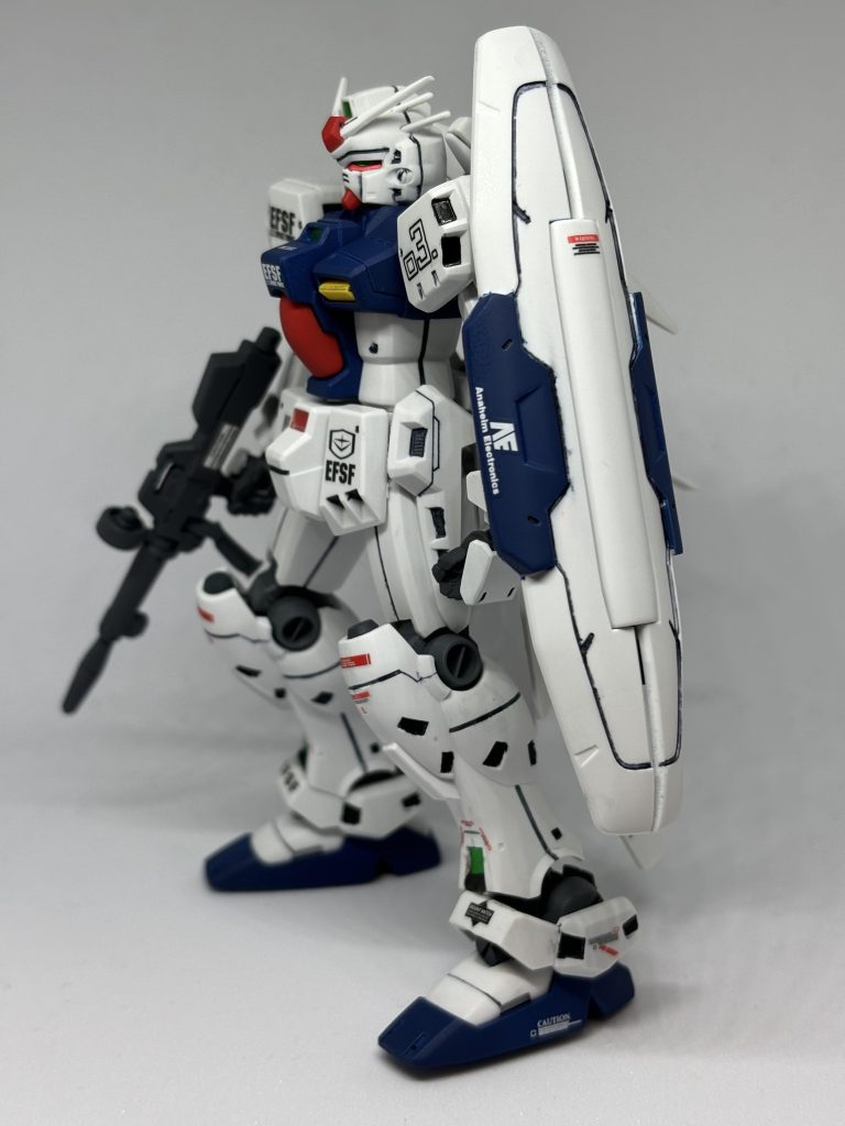 友人と話していて、ステイメンのブルーは濃い青のイメージがあったので、タミヤスプレー塗料のブルーを選択しましたが、紺色のような暗い感じになり、宇宙空間にいる時のようなカラーになり、個人的には良かったです。