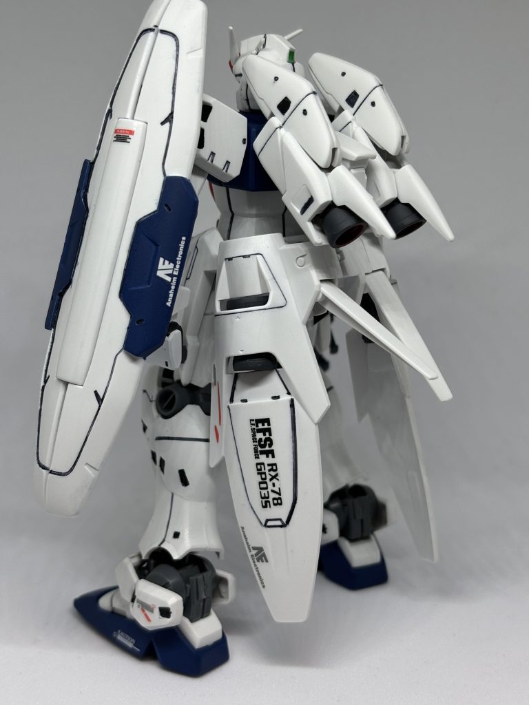 バックショットです。今回はボディのブルー、武器のグレーとスコープの赤、その他墨入れや黒の部分のみの塗装となります。※ハンドパーツが両手とも破損したのでオプションパーツセットのハンドパーツを使用しています。