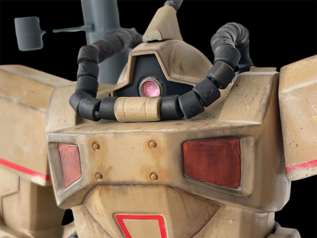 胴体と一体パーツだった頭部は首から切断し、ボディに埋没させました（その影響で頭部の動力パイプの基部はボディに設置せざるを得なくなりました）また動力パイプは他MGキットの余剰パーツを使用しましたが、内部のアルミ線が細すぎたせいでグラグラして見栄えが悪くなってしまいました…