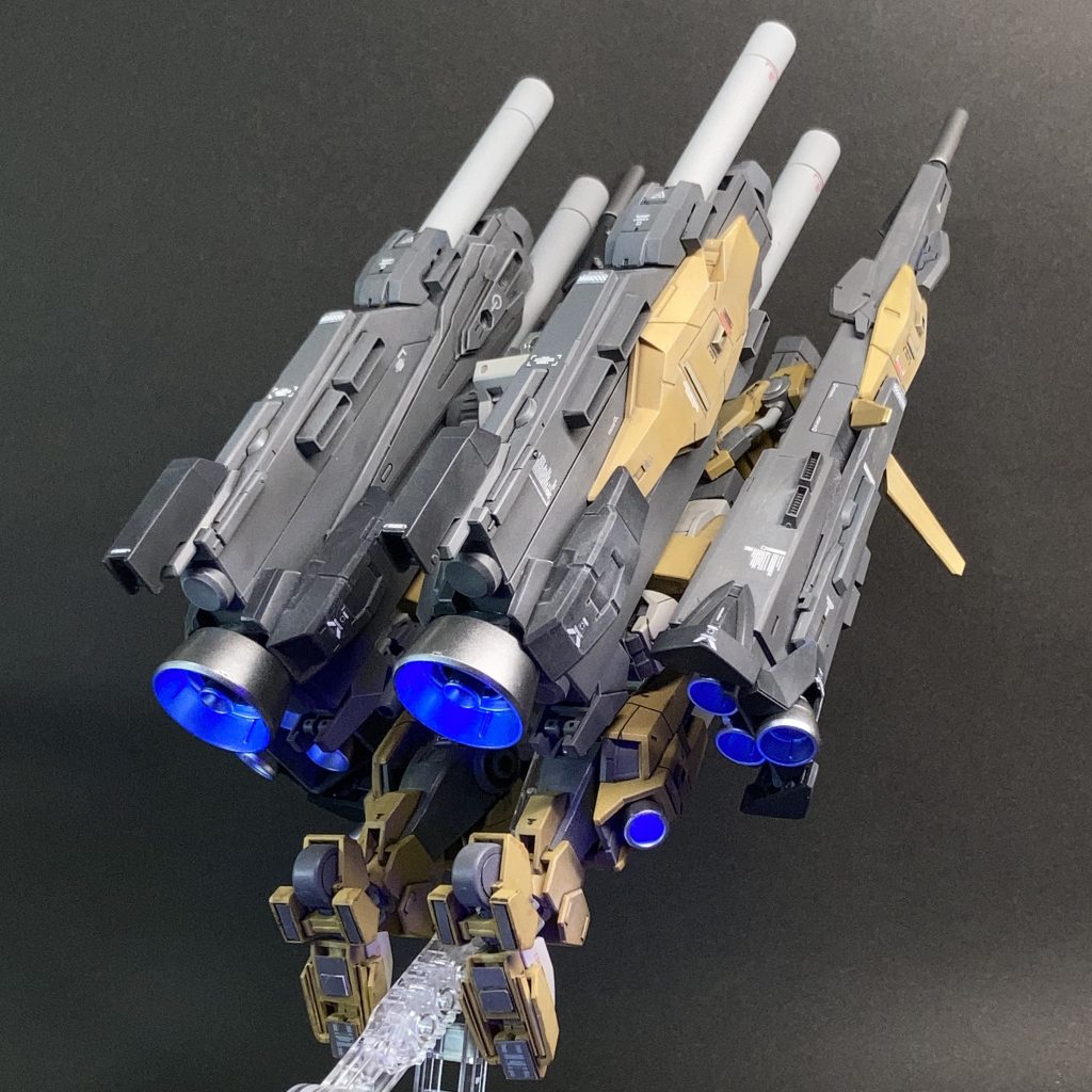 　高速巡航モード。膨大な加速力をもって攻撃対象に高速で到達・・いや、簡単に言おう！バーッと飛んでって、ドガガガガってぶっ放して、バチコーンってぶん殴る！そのための機体！（笑）ある意味、このモードがアサルトパッケージの本来の姿です。　このフォルムにするために、各オプションを｢ちょっとデカすぎない？｣って言うくらいの大きさにしました。各ノズル内部には蛍光カラーを吹いています。 