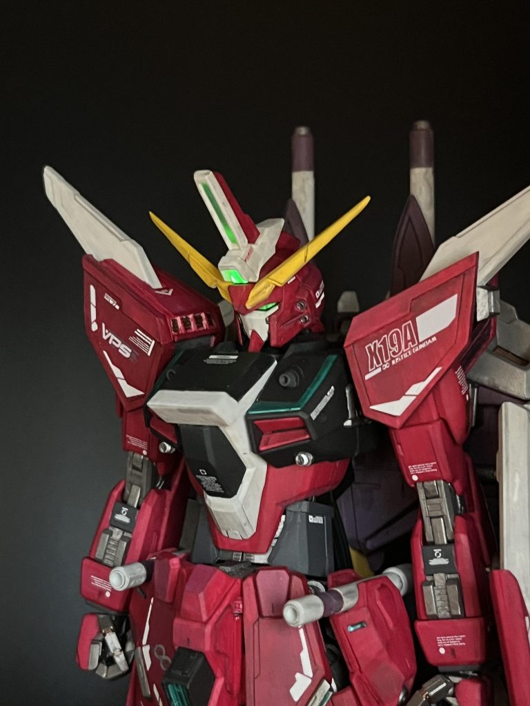 モノアイとセンサーにLEDを仕込んでいます