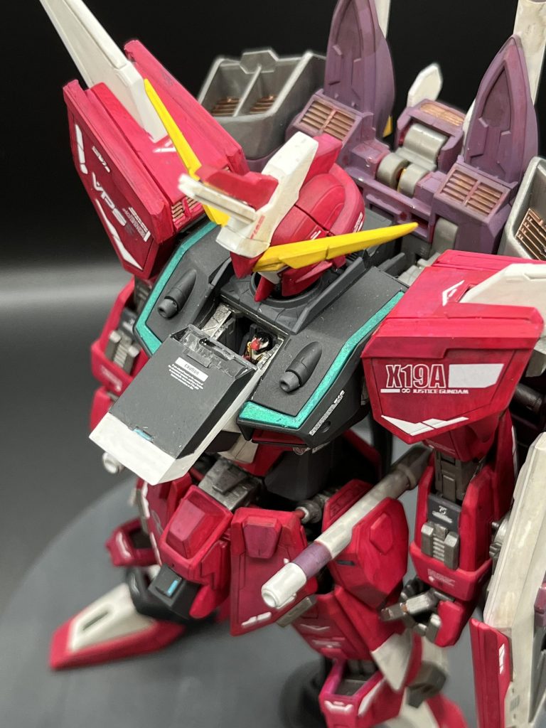 胸部は前にスライドします