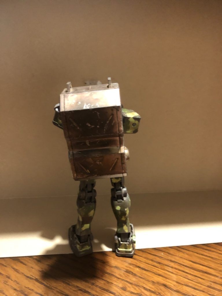 武器コンテナも背負わせてます環境によって昼夜問わず戦うとどんなメカや金属も錆びたり汚れたりするのでそれをイメージして作りました