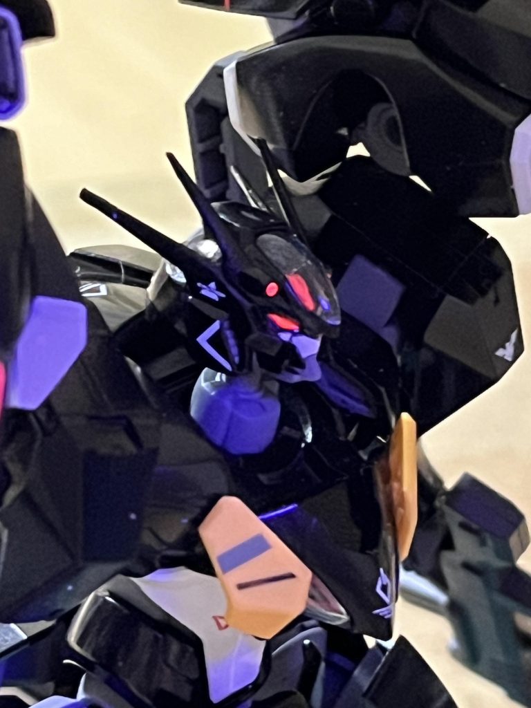 ピンクは蛍光色にしてブラックライトでビコーン出来るように。首も1mm延長。