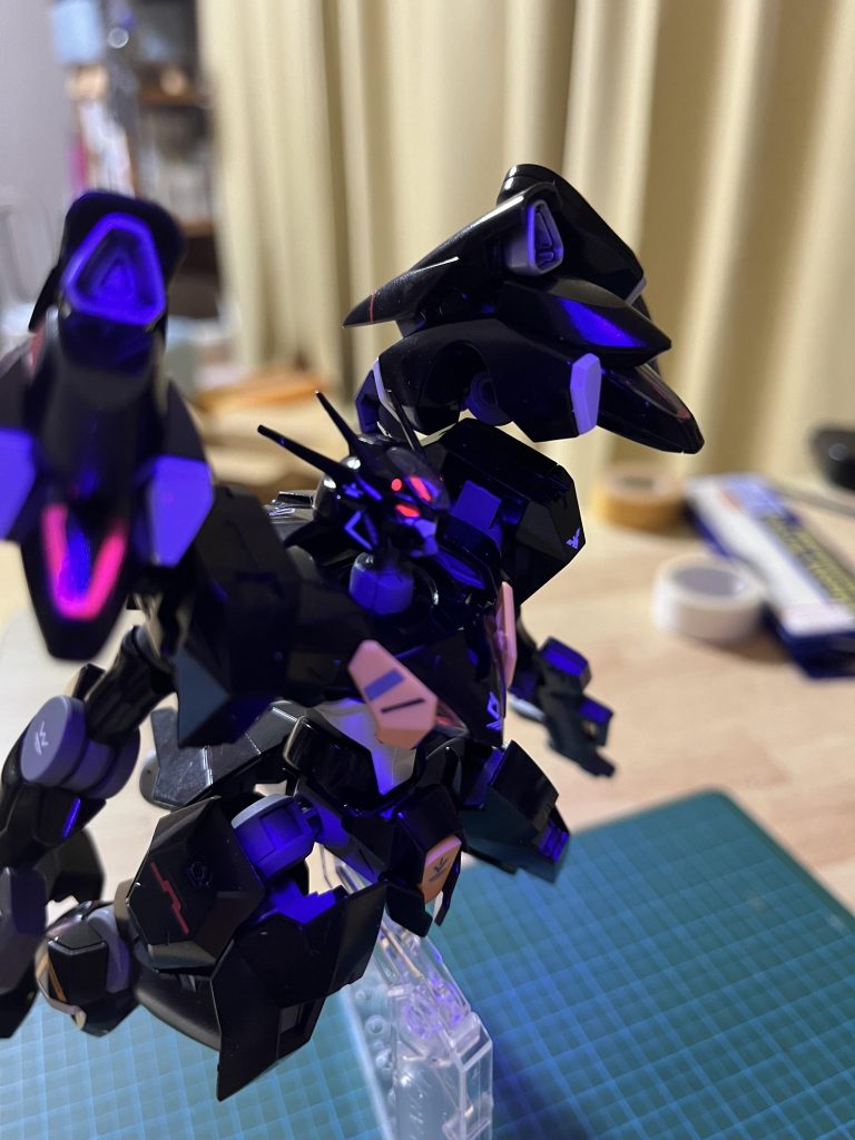 ピンボケしてるけど肩とか胴体も光ってます。