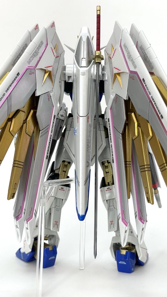 プラウドディフェンダーはパールホワイトで塗装