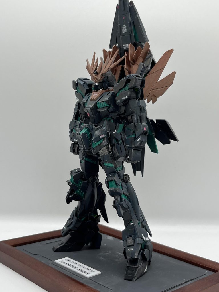 立ち姿が力強くなるように腹部、股間部分を改修シールドは背負う姿が1番好きです