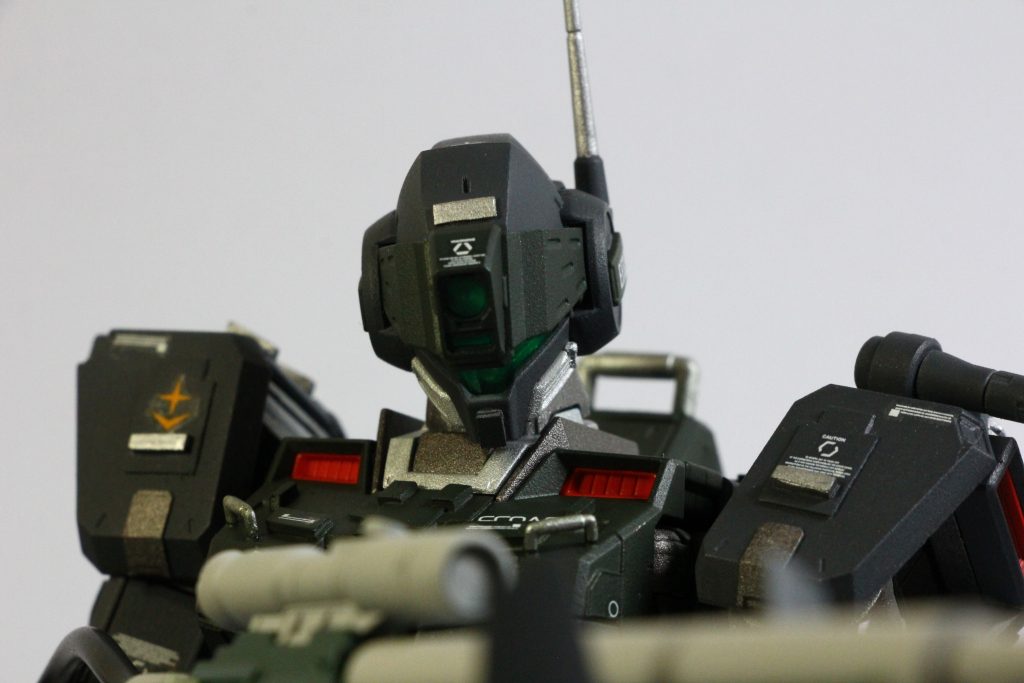 お気付きの方もいらっしゃるかもしれませんが、スジ彫りによるディテールアップは一切行っていません!全てプラ板の重ね貼りやコトブキヤのオプションパーツなど、市販のものしか使っておりません!校則がバイト禁止の高校生なので、タガネなどのスジ彫り道具を買うお金が無い!ということで、接着剤とプラ板さえあれば誰でも出来る方法で製作しています笑複雑なディテールアップはしていないので、制作費も抑えられてオススメです!