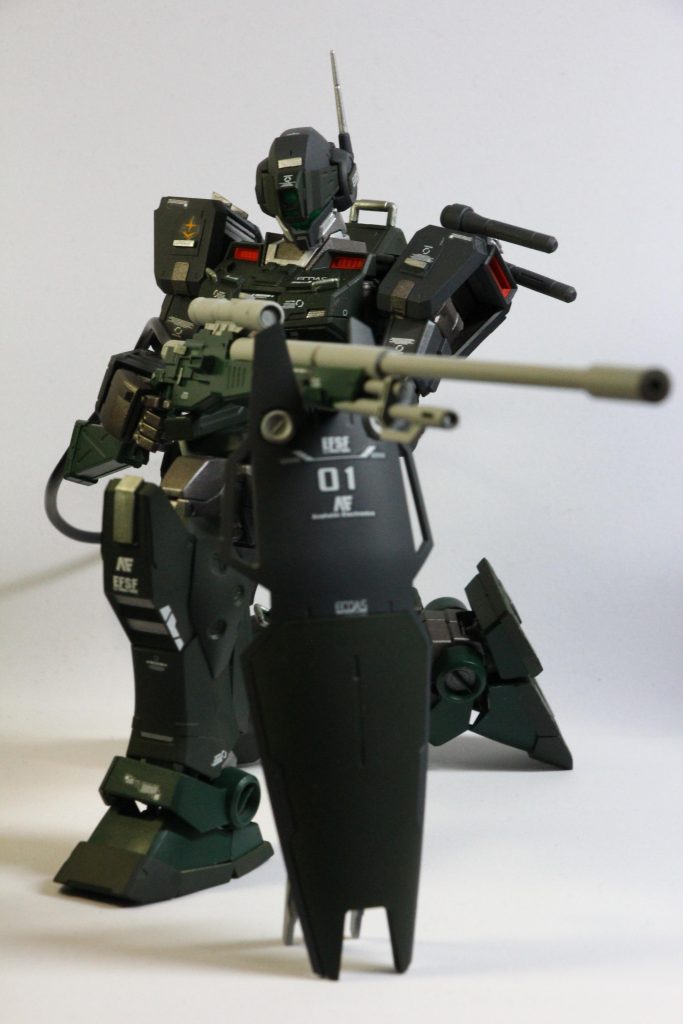 ライフルは従来の砲身を下部に移設し、主砲部はプラ棒2種を組み合わせて製作しています従来のものから1.3~1.5倍くらい長くなったかなーと思ってます笑キットのままだと、アサルトライフルよりは長いけど、スナイパーライフルって程じゃなくね?って感じがしたので、これ位が丁度良いかな~と自負しております笑