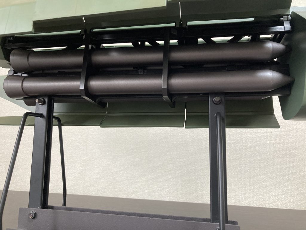 搭載本数はなんと4本。コンテナの開閉にはパワードアームズパワーダーとバトルアームアームズを使用しています。そこそこの強度。