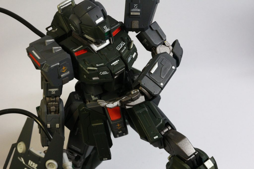 一応MGなので、コックピットハッチを開くことも可能塗装が剥げるので、あんまりやりたくはないですが...フロントアーマーに関しては、HGグリモアの余剰パーツを使用して、スパルタンのような泥臭いミリタリー機体を目指していますまた、特にこの機体は膝立ちが目立つ機体なので、若干膝装甲も改修しています