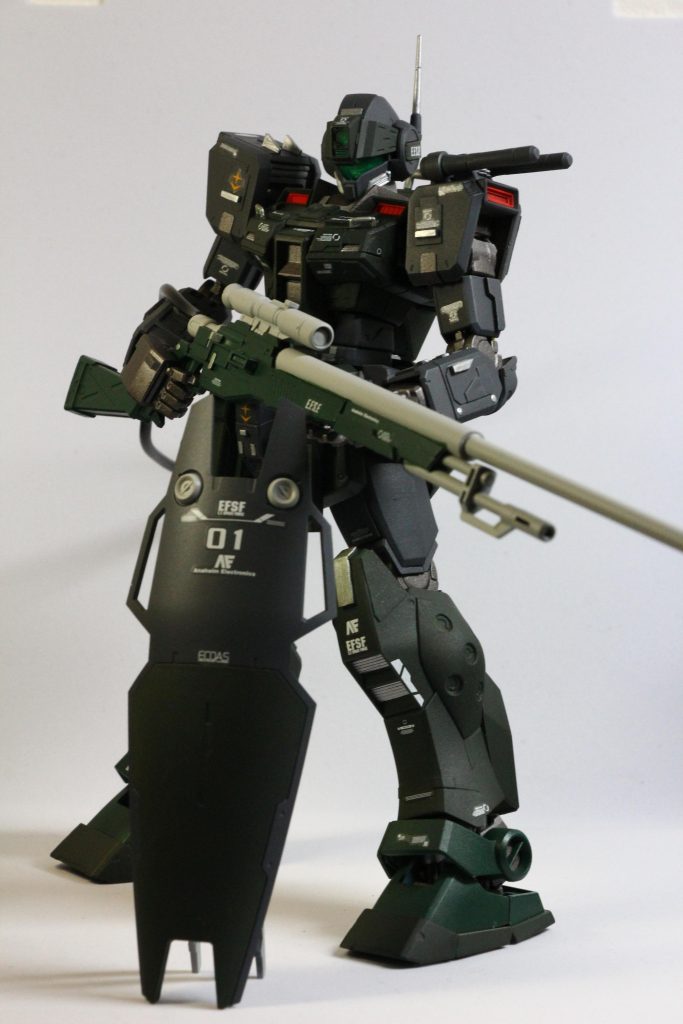 まずは全体像から!基本的には大胆なシルエット変更はしていませんが、設定通り一部改修を行っています主な変更点は、①サーベルのラック位置を左肩上部に移設②スナイパーライフルの砲身変更及び延長③腰部装甲に放熱フィン追加等など...