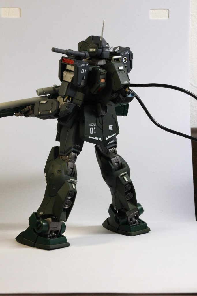 また、ご覧の通り、ライフルとバックパックをリード線で接続するよう改造しています!この画像だと分かりにくいのですが、バックパックの右スラスターを廃止し、ポリキャップを設置・リード線接続という風な方法を取っていますここは勿論、